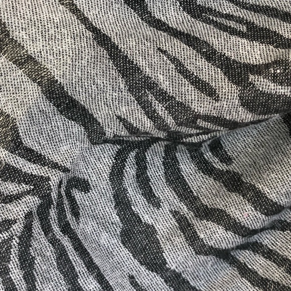 ⚠️ Zebra Print Scarf - Picture 3 of 4
